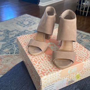 Like new Gianni Bini boho taupe shoes